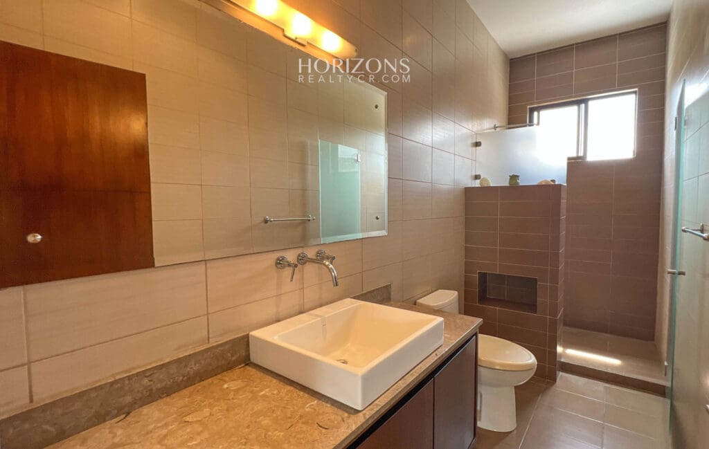 Casa Independiente en Escazu de 4 Habitaciones 4 Parqueos en Guachipelín cerca de Distrito 4 nja1002