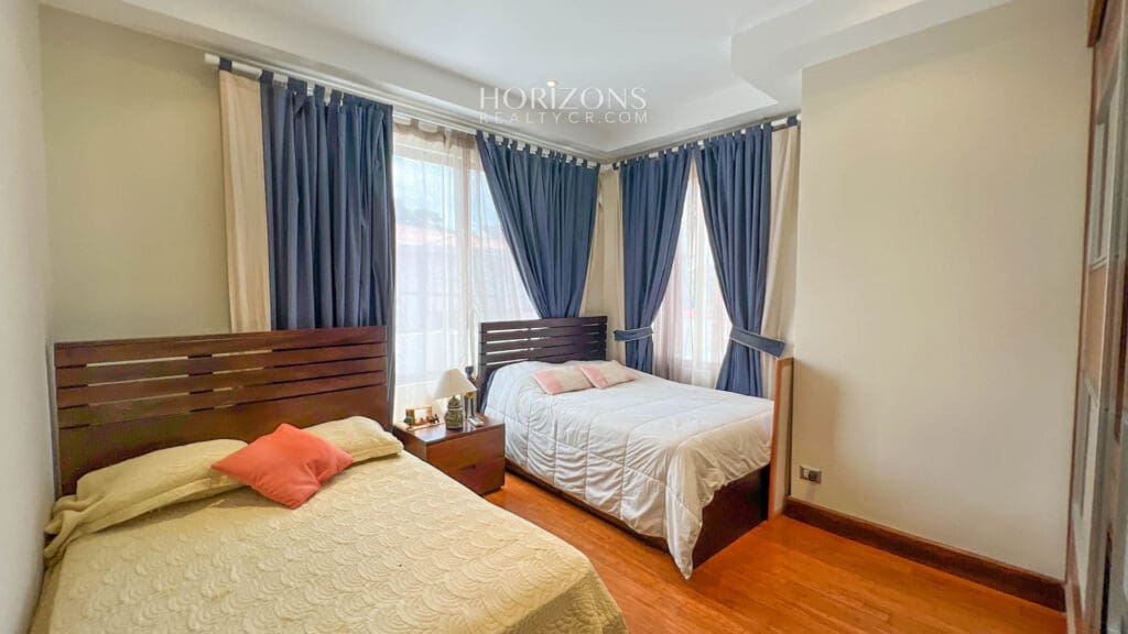 Casa Independiente en Escazu de 4 Habitaciones 4 Parqueos en Guachipelín cerca de Distrito 4 nja1002