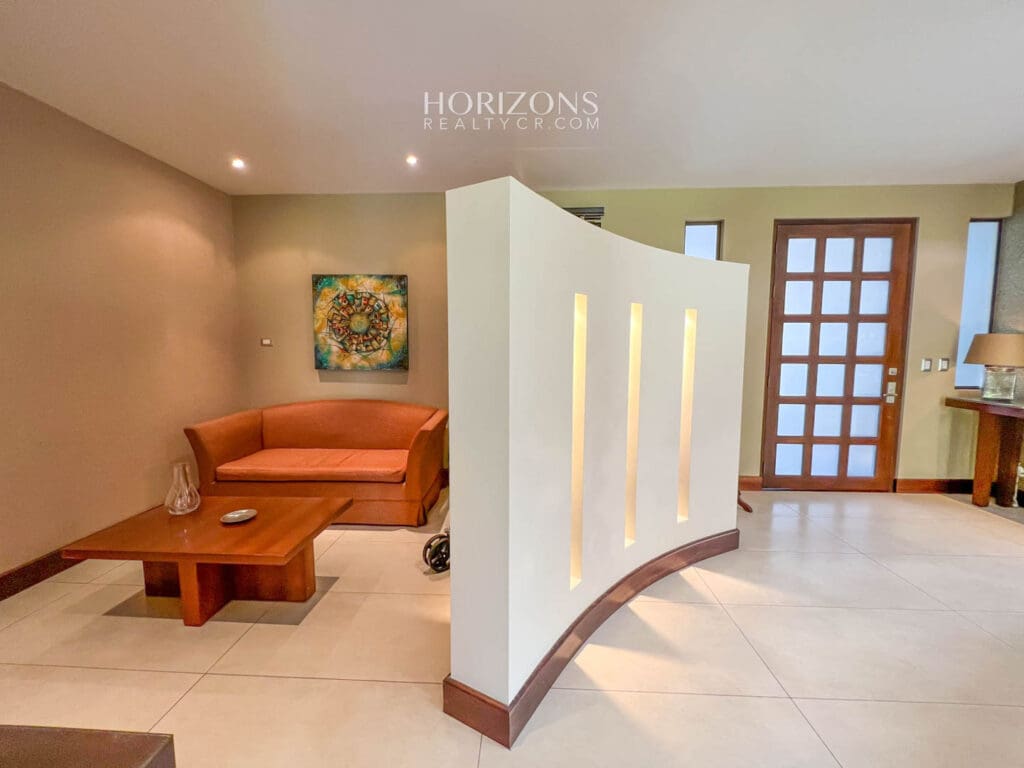 Casa Independiente en Escazu de 4 Habitaciones 4 Parqueos en Guachipelín cerca de Distrito 4 nja1002