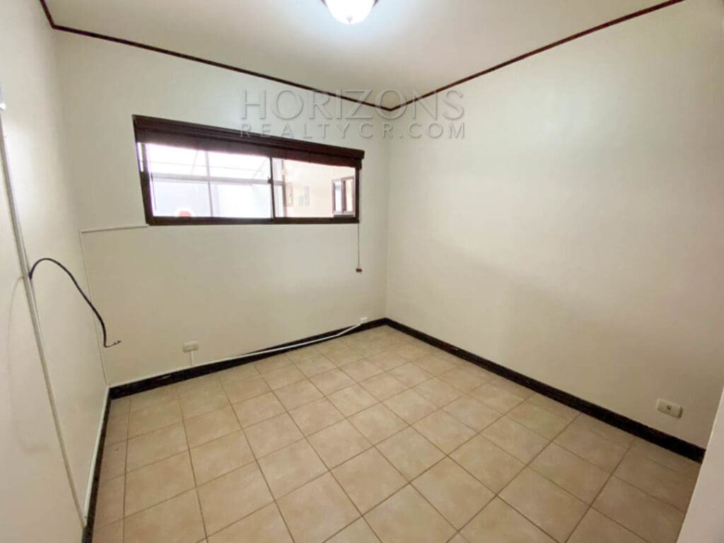CASA CON HABITACION EN PRIMER NIVEL EN CURRIDABAT 4 HABITACIONES Y PATIO noj842