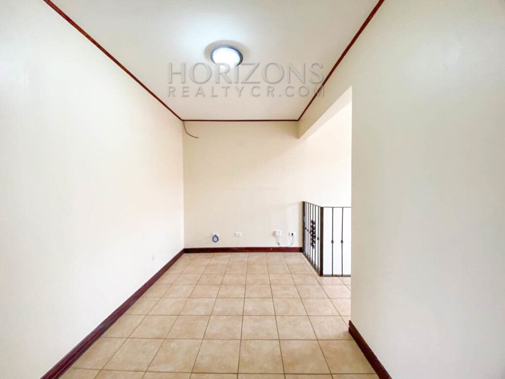 CASA CON HABITACION EN PRIMER NIVEL EN CURRIDABAT 4 HABITACIONES Y PATIO noj842