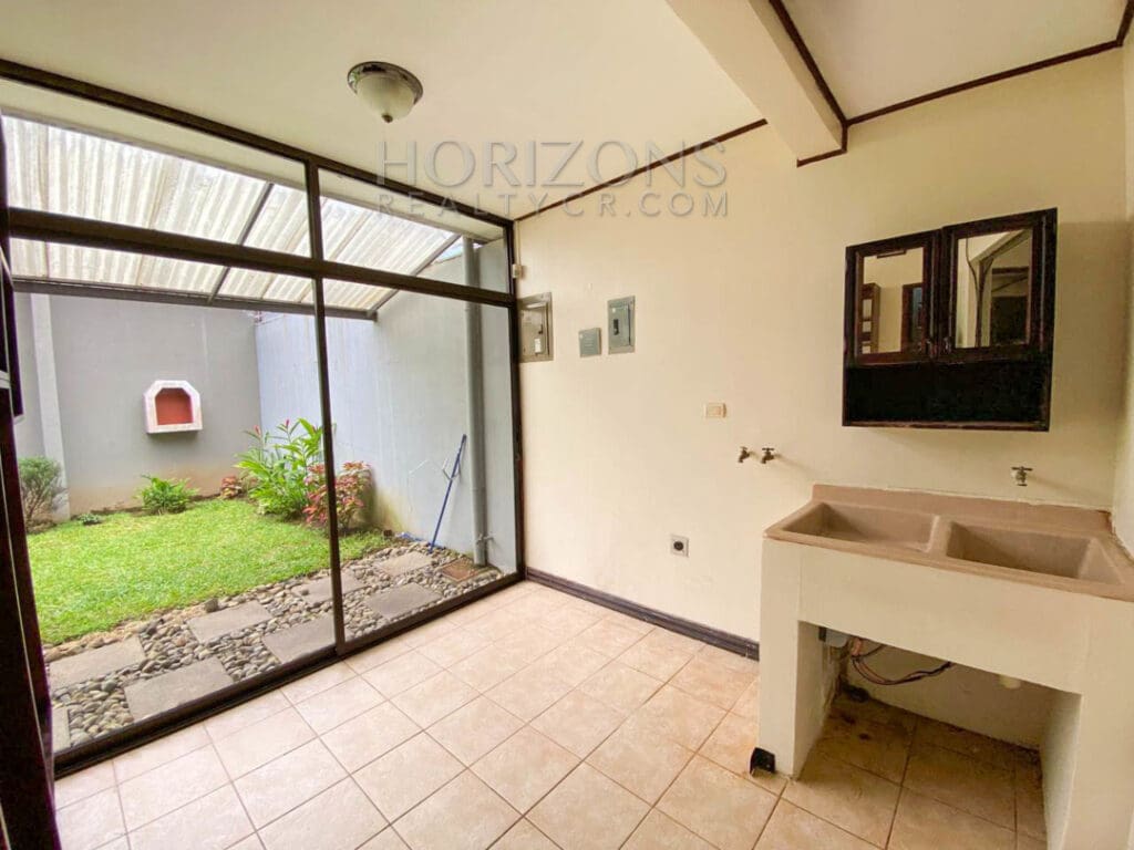 CASA CON HABITACION EN PRIMER NIVEL EN CURRIDABAT 4 HABITACIONES Y PATIO noj842