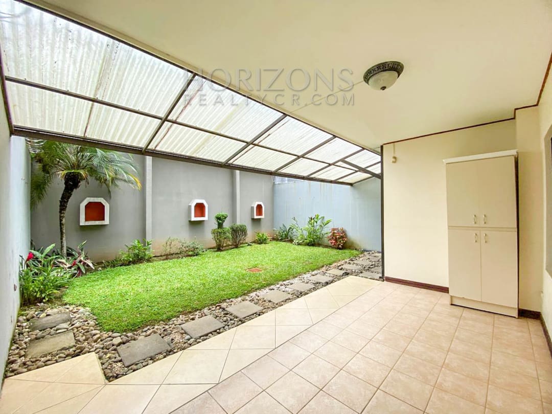 CASA CON HABITACION EN PRIMER NIVEL EN CURRIDABAT 4 HABITACIONES Y PATIO noj842