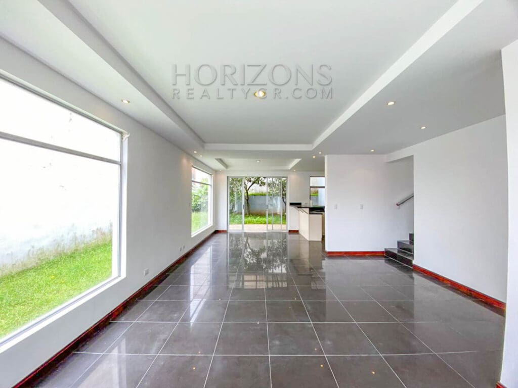 SE ALQUILA CASA INDEPENDIENTE CON PATIO EN CURRIDABAT 4 HABITACIONES TERRAZA + OFICINA noj858