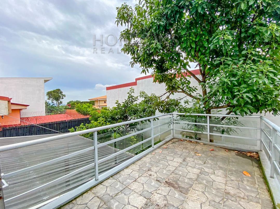 SE ALQUILA CASA INDEPENDIENTE CON PATIO EN CURRIDABAT 4 HABITACIONES TERRAZA + OFICINA noj858