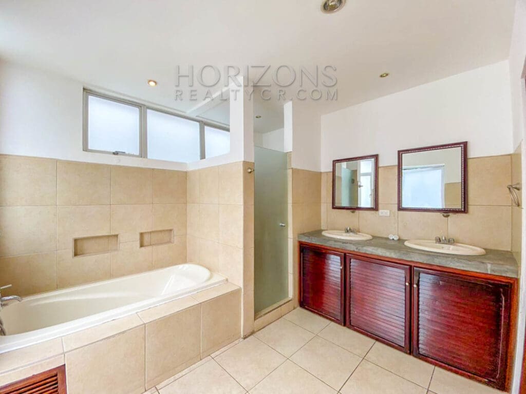 SE ALQUILA CASA INDEPENDIENTE CON PATIO EN CURRIDABAT 4 HABITACIONES TERRAZA + OFICINA noj858