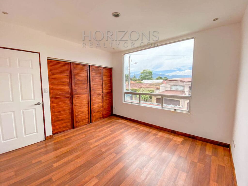 SE ALQUILA CASA INDEPENDIENTE CON PATIO EN CURRIDABAT 4 HABITACIONES TERRAZA + OFICINA noj858