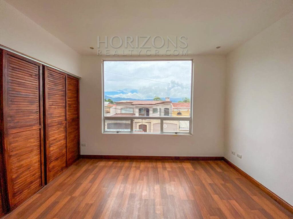 SE ALQUILA CASA INDEPENDIENTE CON PATIO EN CURRIDABAT 4 HABITACIONES TERRAZA + OFICINA noj858