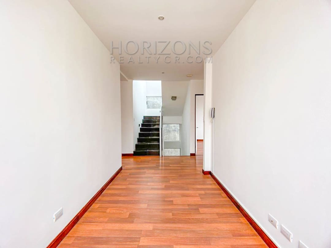 SE ALQUILA CASA INDEPENDIENTE CON PATIO EN CURRIDABAT 4 HABITACIONES TERRAZA + OFICINA noj858