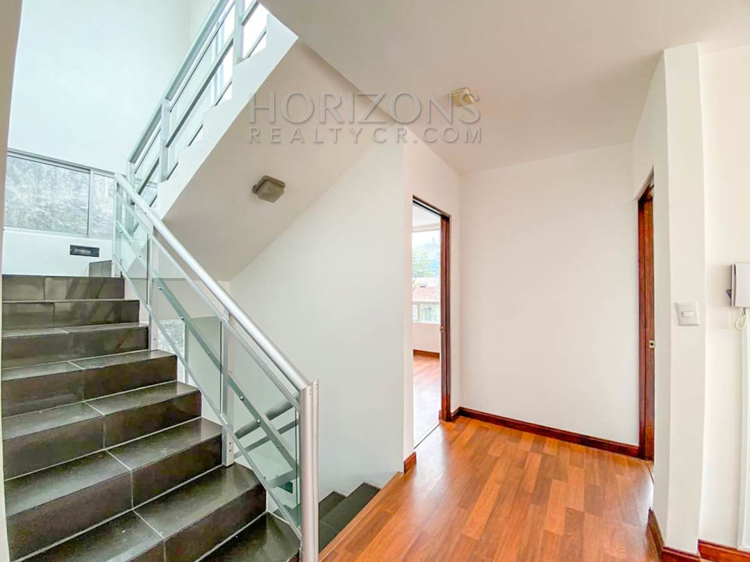 SE ALQUILA CASA INDEPENDIENTE CON PATIO EN CURRIDABAT 4 HABITACIONES TERRAZA + OFICINA noj858