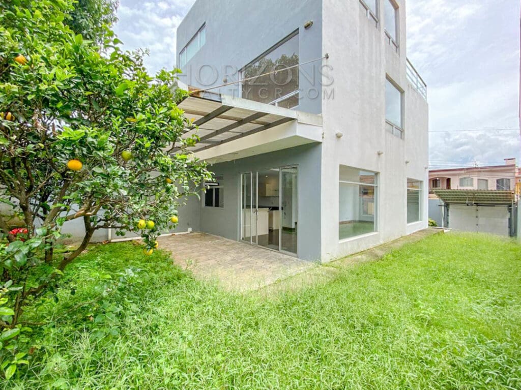 Se Alquila Casa Independiente Con Patio En Curridabat 4 Habitaciones Terraza + Oficina Noj858