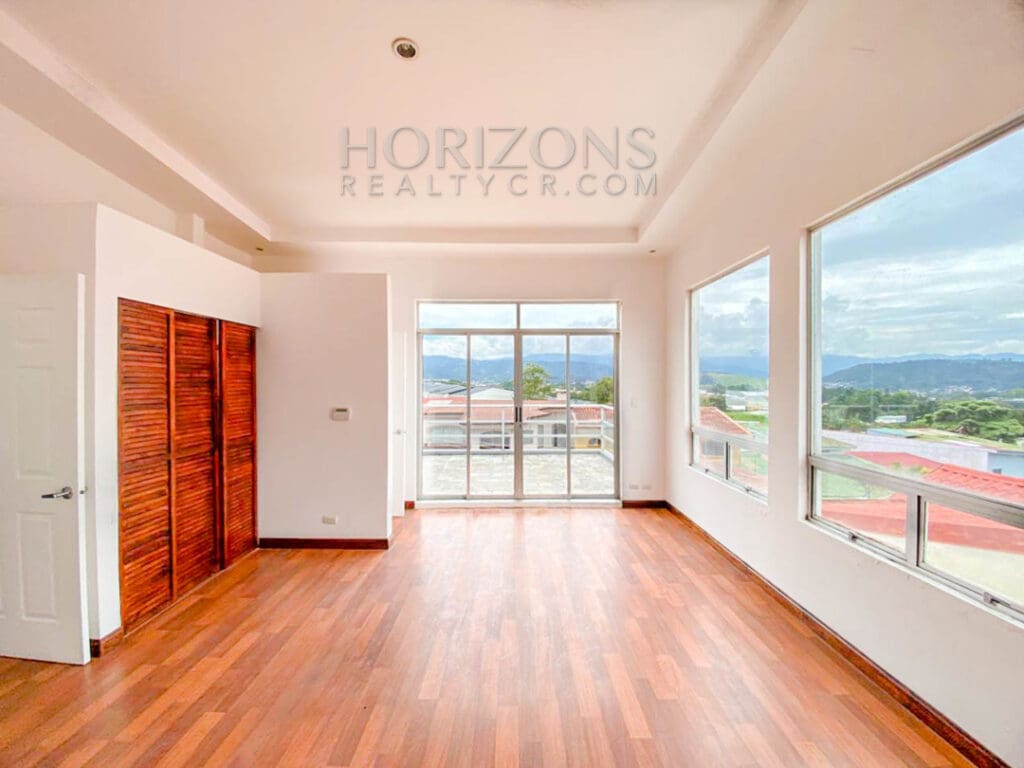 SE ALQUILA CASA INDEPENDIENTE CON PATIO EN CURRIDABAT 4 HABITACIONES TERRAZA + OFICINA noj858