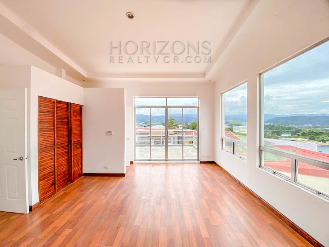 SE ALQUILA CASA INDEPENDIENTE CON PATIO EN CURRIDABAT 4 HABITACIONES TERRAZA + OFICINA noj858
