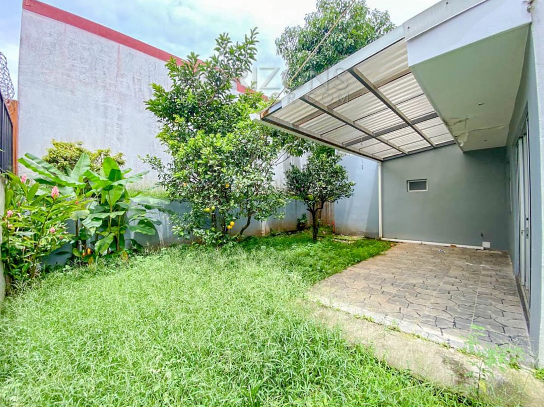 SE ALQUILA CASA INDEPENDIENTE CON PATIO EN CURRIDABAT 4 HABITACIONES TERRAZA + OFICINA noj858
