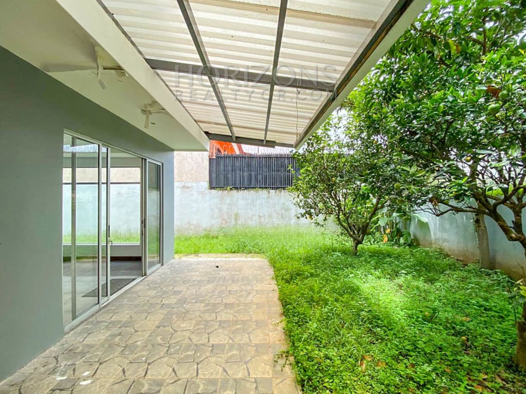 SE ALQUILA CASA INDEPENDIENTE CON PATIO EN CURRIDABAT 4 HABITACIONES TERRAZA + OFICINA noj858
