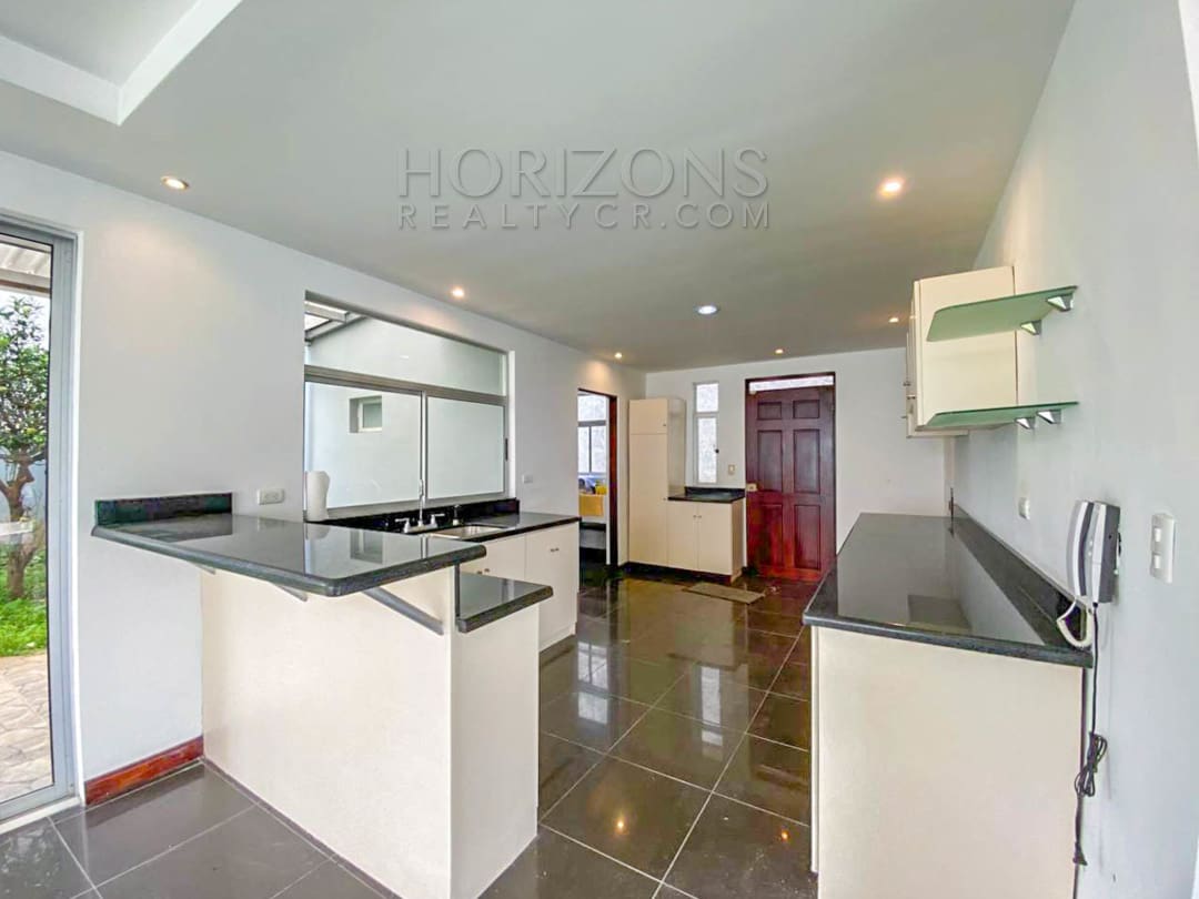 SE ALQUILA CASA INDEPENDIENTE CON PATIO EN CURRIDABAT 4 HABITACIONES TERRAZA + OFICINA noj858