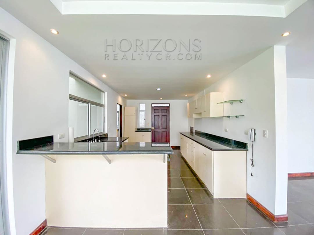 SE ALQUILA CASA INDEPENDIENTE CON PATIO EN CURRIDABAT 4 HABITACIONES TERRAZA + OFICINA noj858