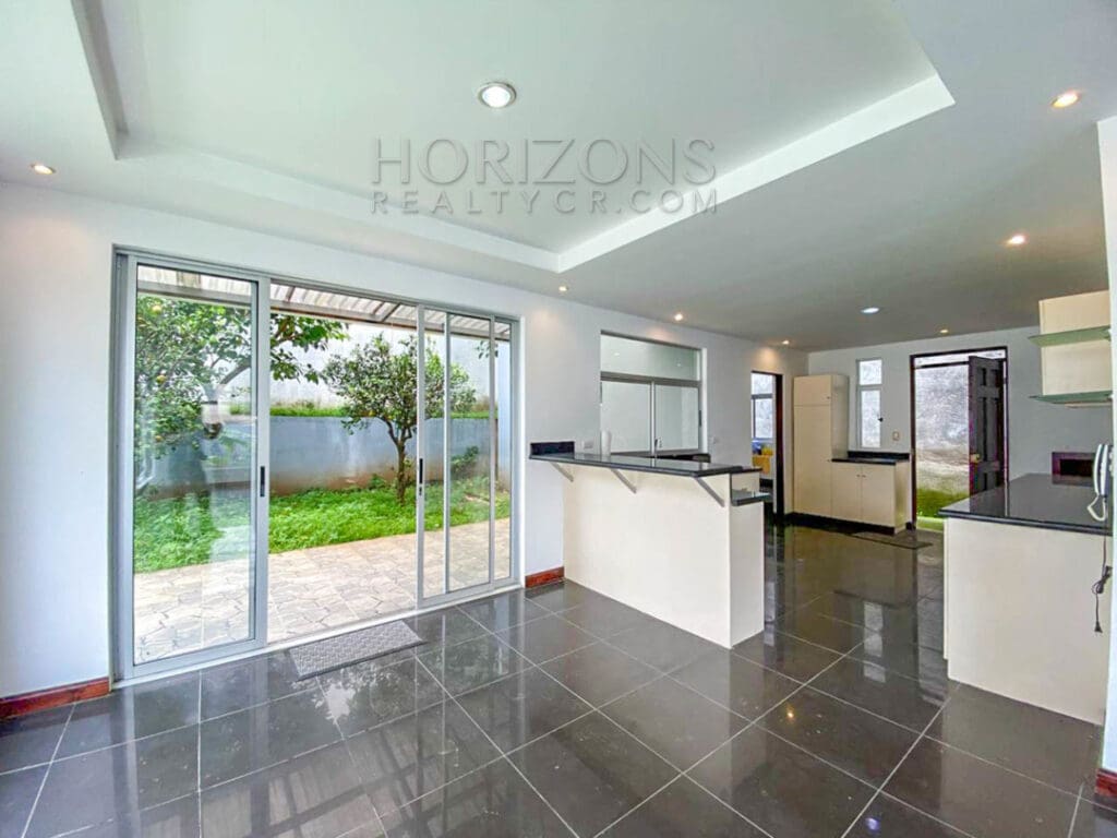 SE ALQUILA CASA INDEPENDIENTE CON PATIO EN CURRIDABAT 4 HABITACIONES TERRAZA + OFICINA noj858
