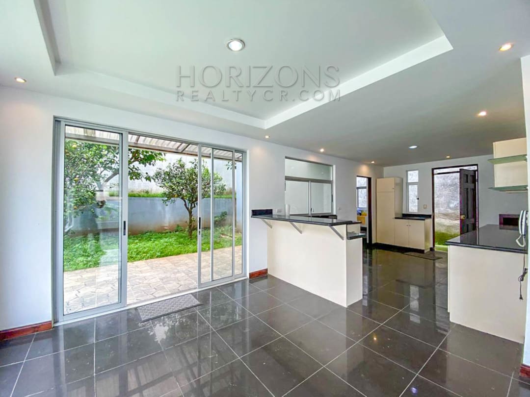 SE ALQUILA CASA INDEPENDIENTE CON PATIO EN CURRIDABAT 4 HABITACIONES TERRAZA + OFICINA noj858