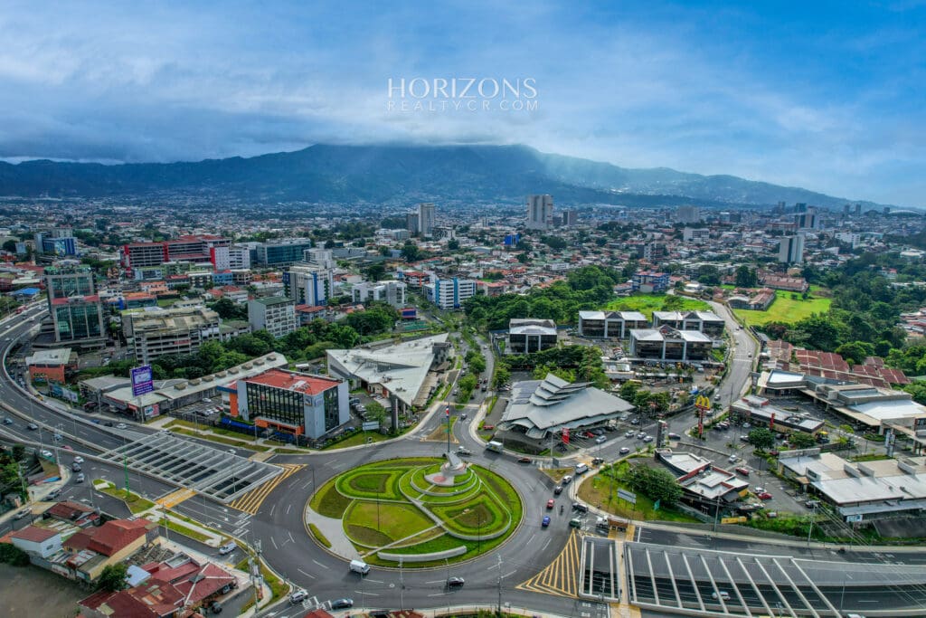 Venta! Oficina Corporativa en Ofiplaza del Este, San José: Ideal para Empresas a 200m de La Rotonda de La Bandera HRC07