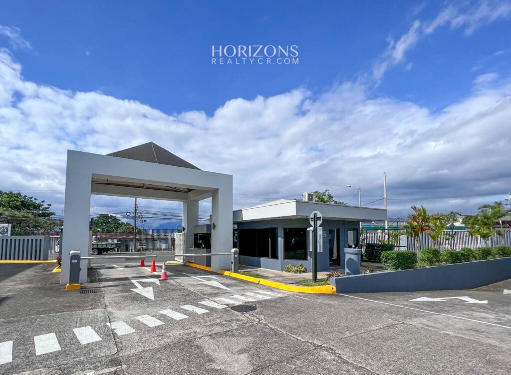 Venta! Oficina Corporativa en Ofiplaza del Este, San José: Ideal para Empresas a 200m de La Rotonda de La Bandera HRC07