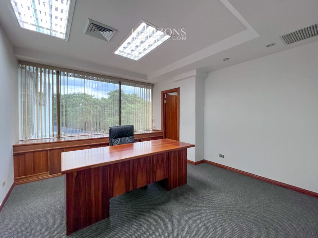 ALQUILER DE OFICINA EN OFIPLAZA DEL ESTE 172m2 HRC06