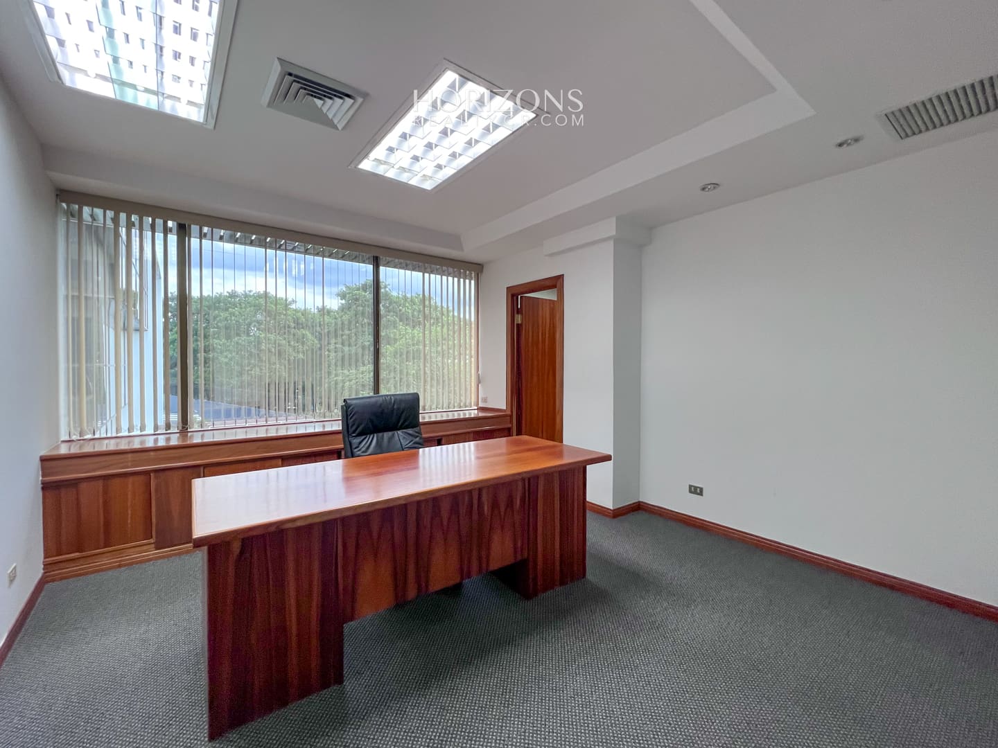 ALQUILER DE OFICINA EN OFIPLAZA DEL ESTE 172m2 HRC06