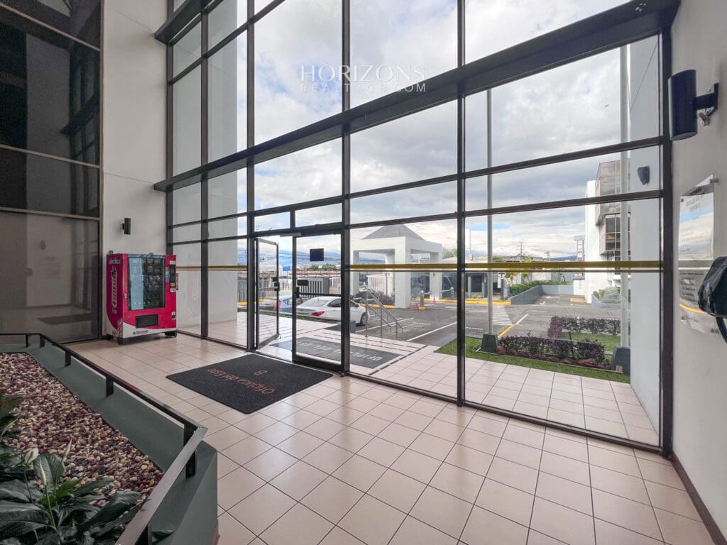 Oficina de 186m² en Alquiler Ubicada en Ofiplaza del Este, San Pedro hcr51