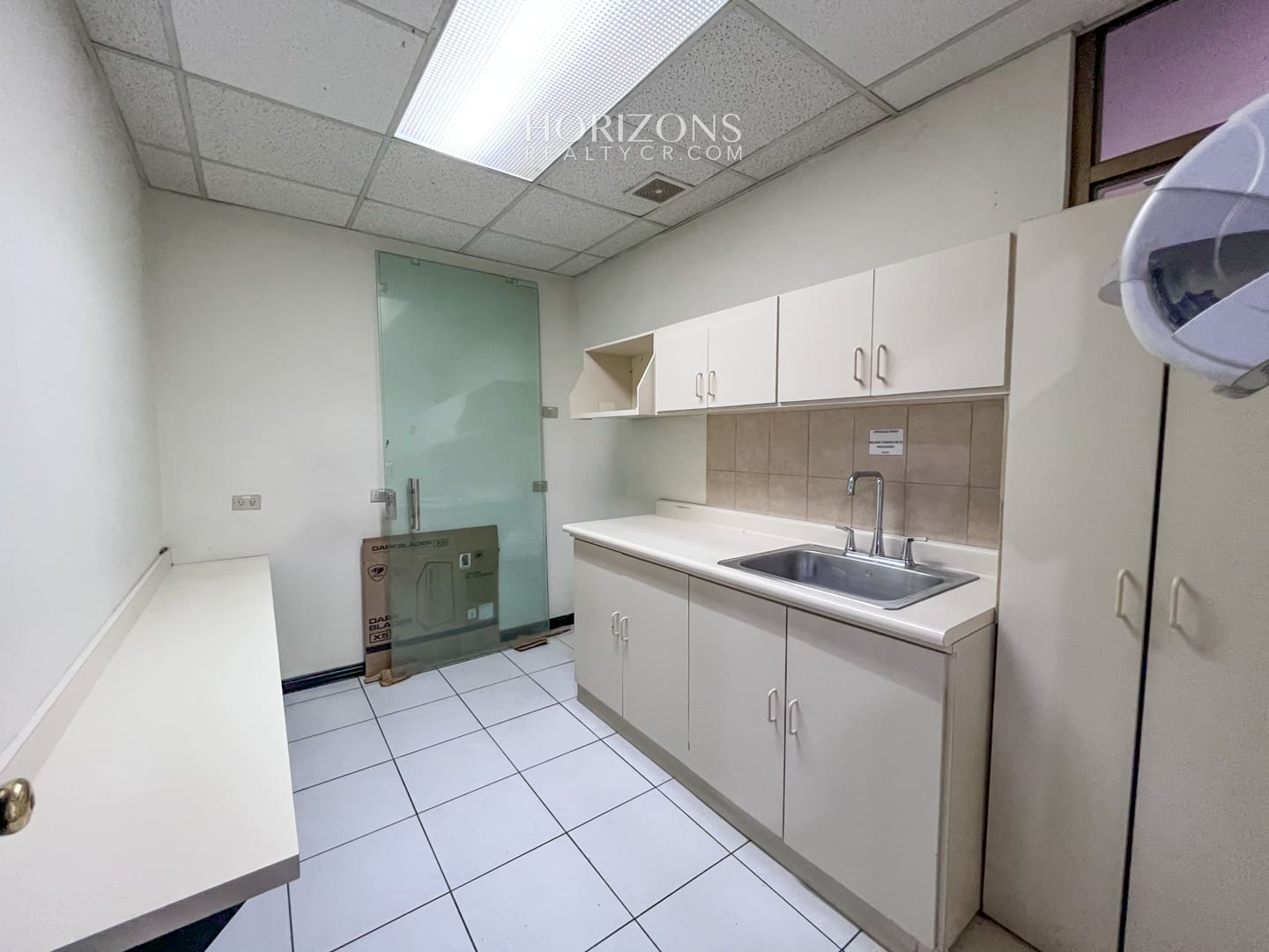 Venta! Oficina Corporativa en Ofiplaza del Este, San José: Ideal para Empresas a 200m de La Rotonda de La Bandera HRC07