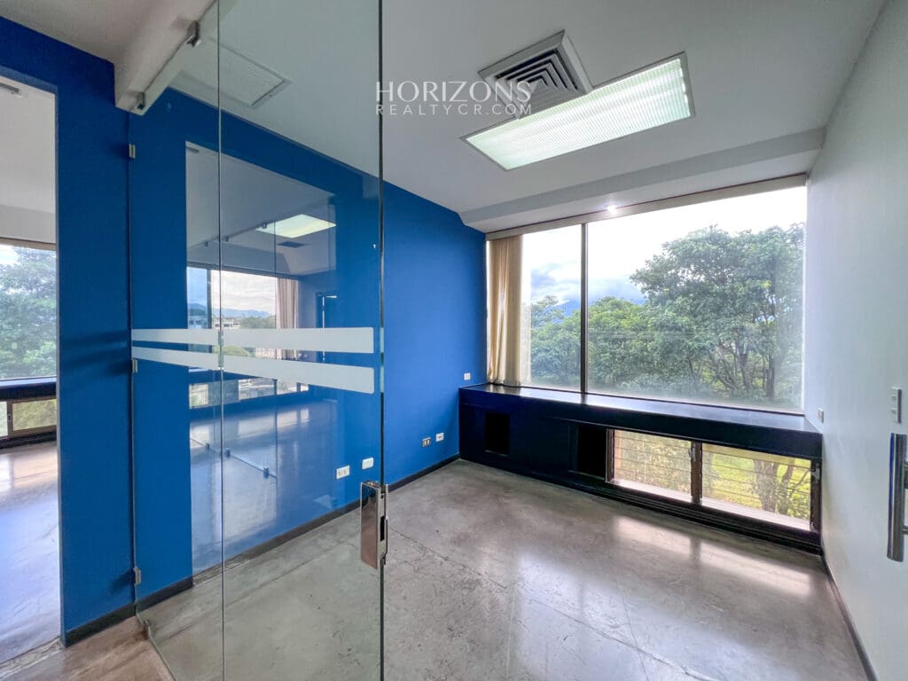 Venta! Oficina Corporativa en Ofiplaza del Este, San José: Ideal para Empresas a 200m de La Rotonda de La Bandera HRC07