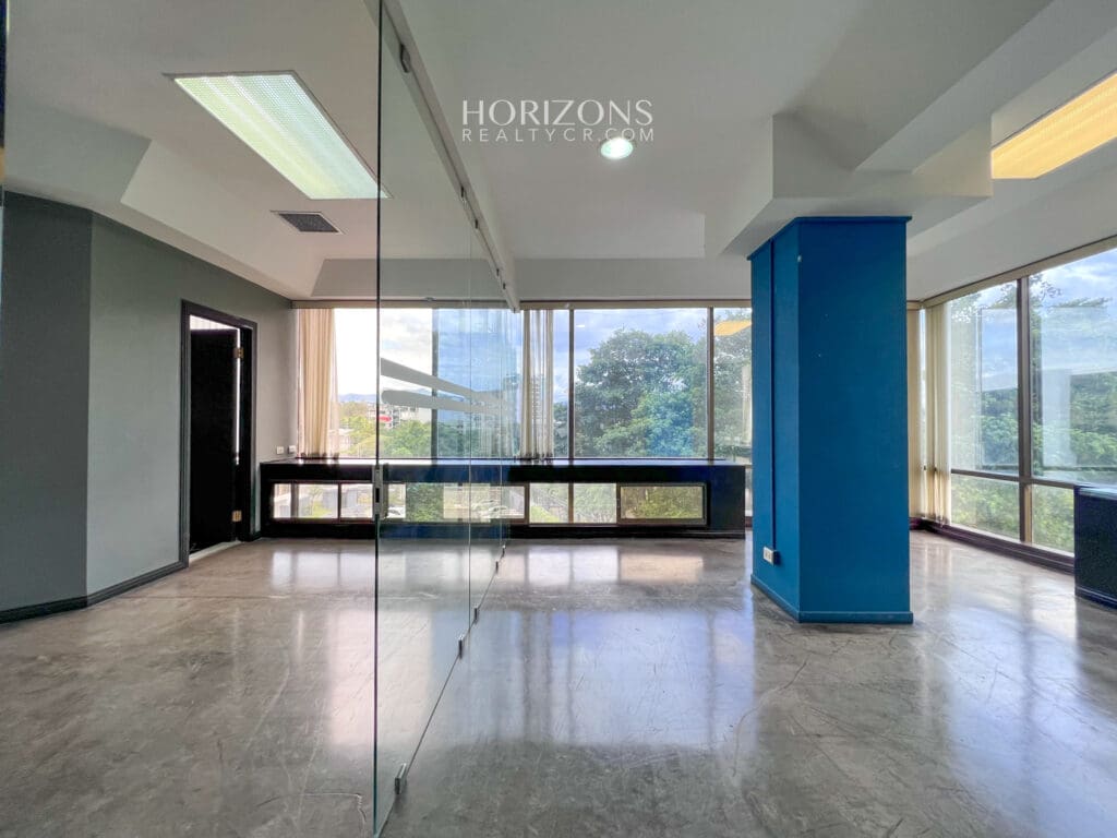 Venta! Oficina Corporativa en Ofiplaza del Este, San José: Ideal para Empresas a 200m de La Rotonda de La Bandera HRC07