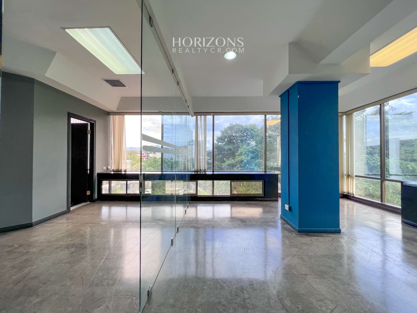 Venta! Oficina Corporativa en Ofiplaza del Este, San José: Ideal para Empresas a 200m de La Rotonda de La Bandera HRC07