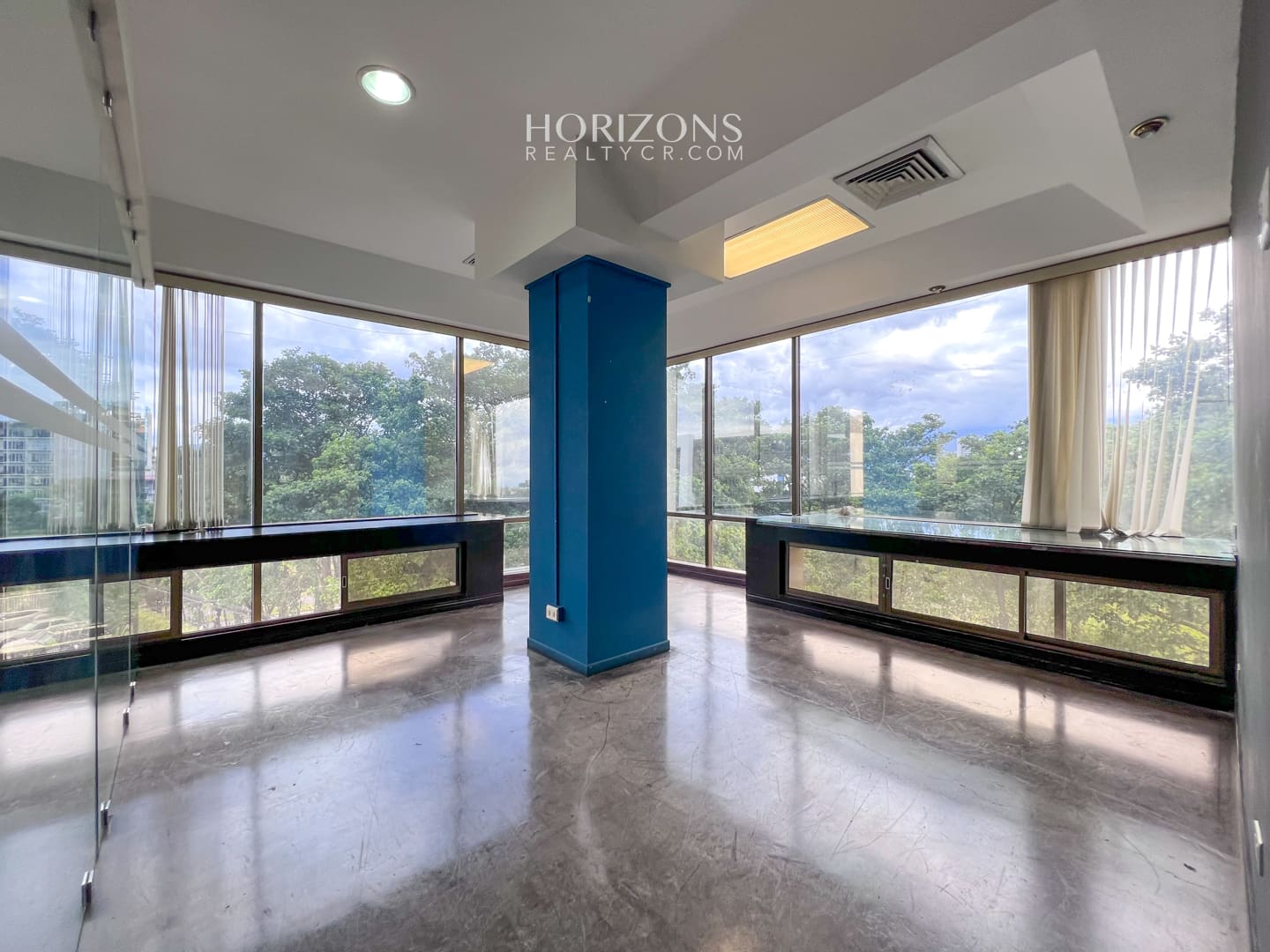Venta! Oficina Corporativa en Ofiplaza del Este, San José: Ideal para Empresas a 200m de La Rotonda de La Bandera HRC07
