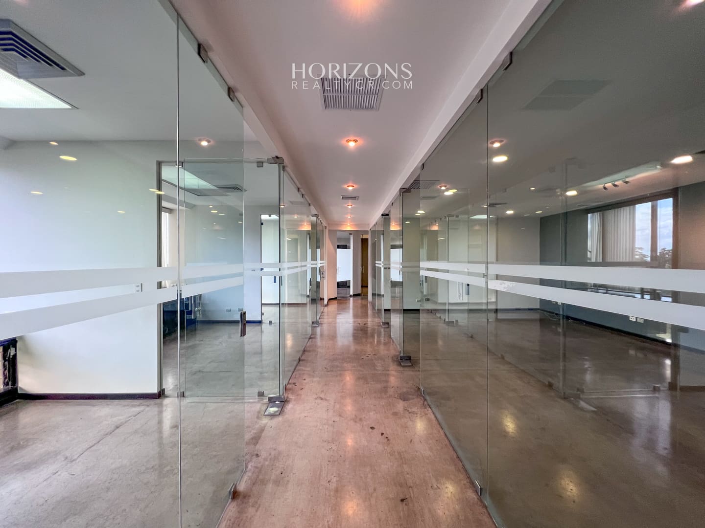 Venta! Oficina Corporativa en Ofiplaza del Este, San José: Ideal para Empresas a 200m de La Rotonda de La Bandera HRC07