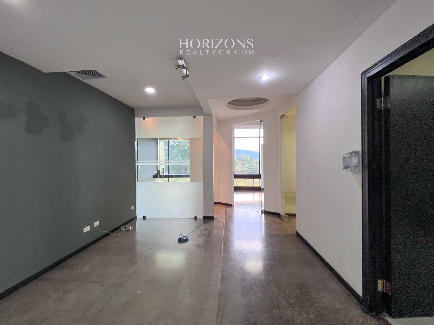 Venta! Oficina Corporativa en Ofiplaza del Este, San José: Ideal para Empresas a 200m de La Rotonda de La Bandera HRC07