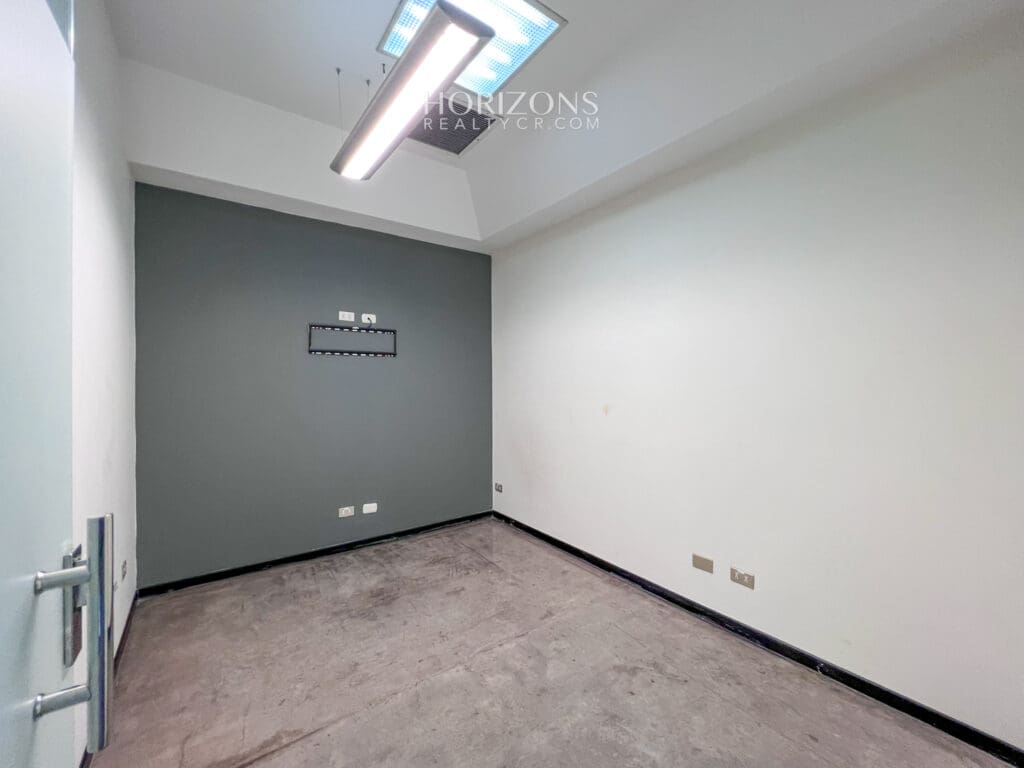 Venta! Oficina Corporativa en Ofiplaza del Este, San José: Ideal para Empresas a 200m de La Rotonda de La Bandera HRC07
