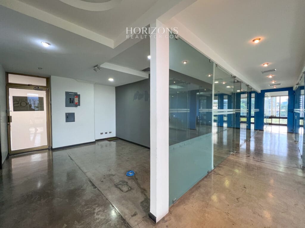 Venta! Oficina Corporativa en Ofiplaza del Este, San José: Ideal para Empresas a 200m de La Rotonda de La Bandera HRC07
