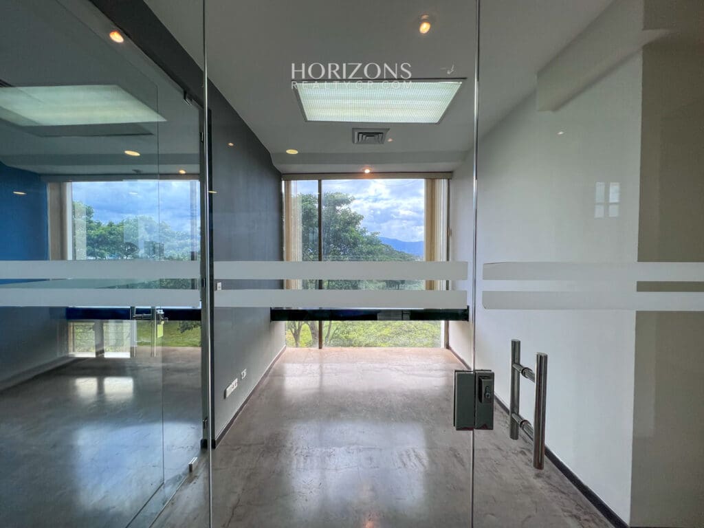 Venta! Oficina Corporativa en Ofiplaza del Este, San José: Ideal para Empresas a 200m de La Rotonda de La Bandera HRC07
