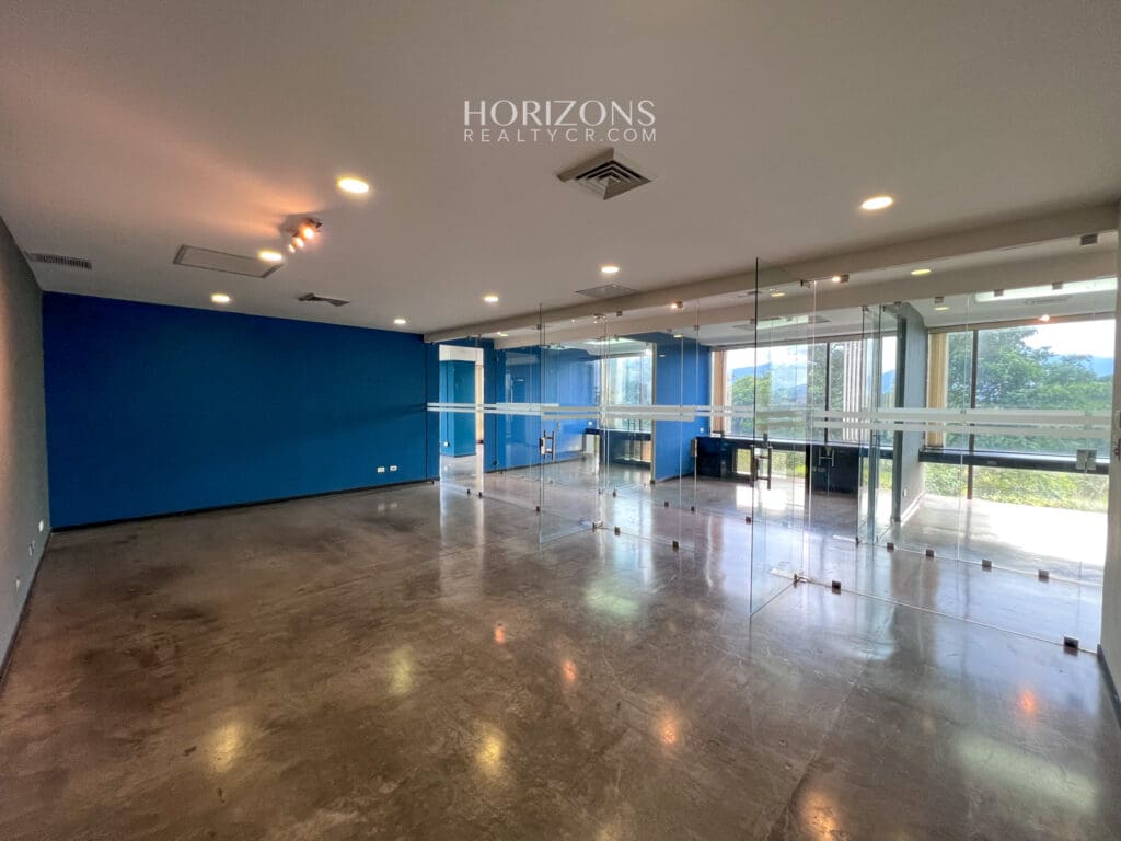 Venta! Oficina Corporativa en Ofiplaza del Este, San José: Ideal para Empresas a 200m de La Rotonda de La Bandera HRC07
