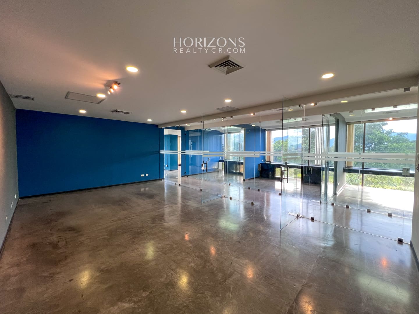 Venta! Oficina Corporativa en Ofiplaza del Este, San José: Ideal para Empresas a 200m de La Rotonda de La Bandera HRC07
