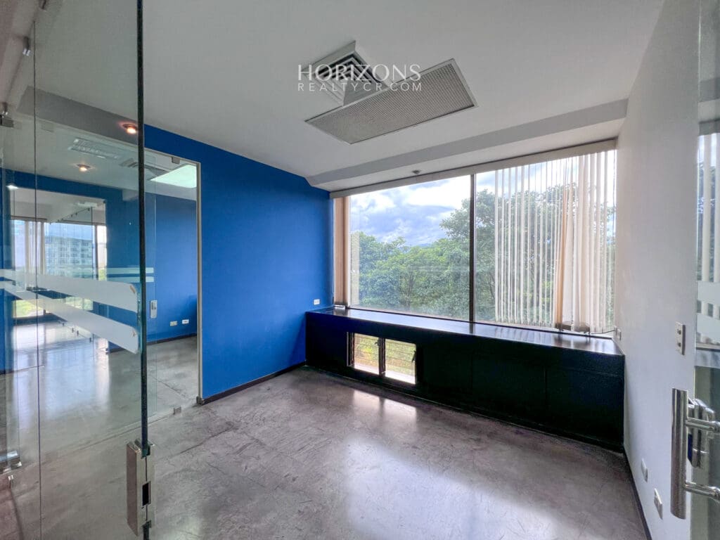 Venta! Oficina Corporativa en Ofiplaza del Este, San José: Ideal para Empresas a 200m de La Rotonda de La Bandera HRC07