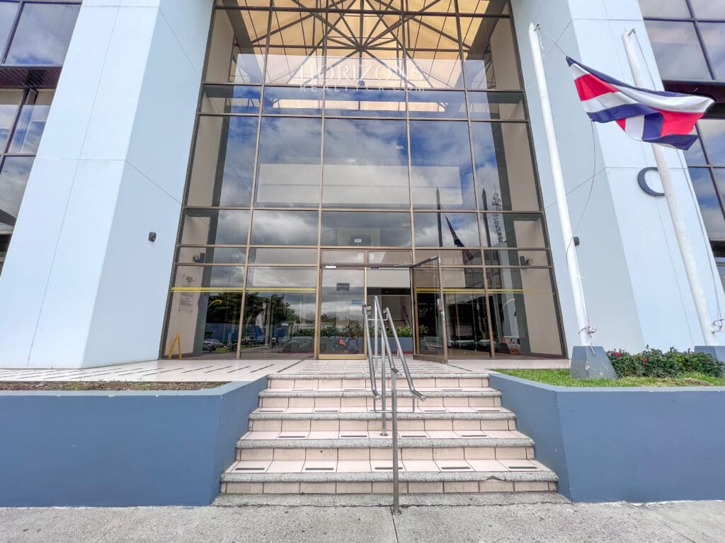 Venta! Oficina Corporativa en Ofiplaza del Este, San José: Ideal para Empresas a 200m de La Rotonda de La Bandera HRC07