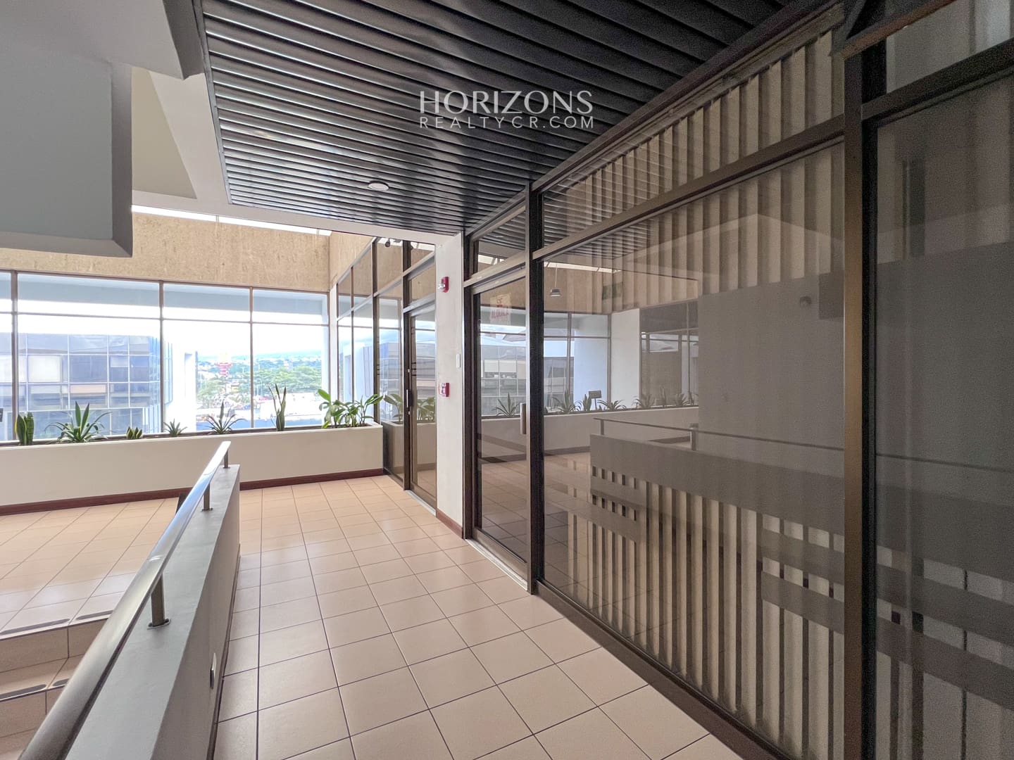 ALQUILER DE OFICINA EN OFIPLAZA DEL ESTE 100m2 HRC08