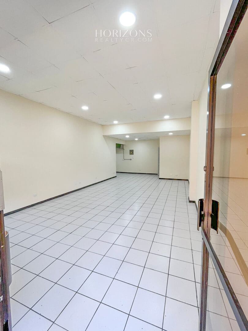 Se Alquila Local Comercial en Paseo Colon Planta Baja hrc05