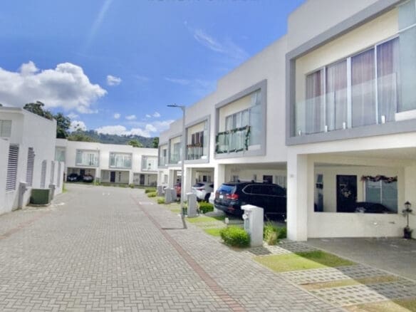 Se Vende Moderna Casa Dentro De Condominio En Curridabat Amenidades Nja1006
