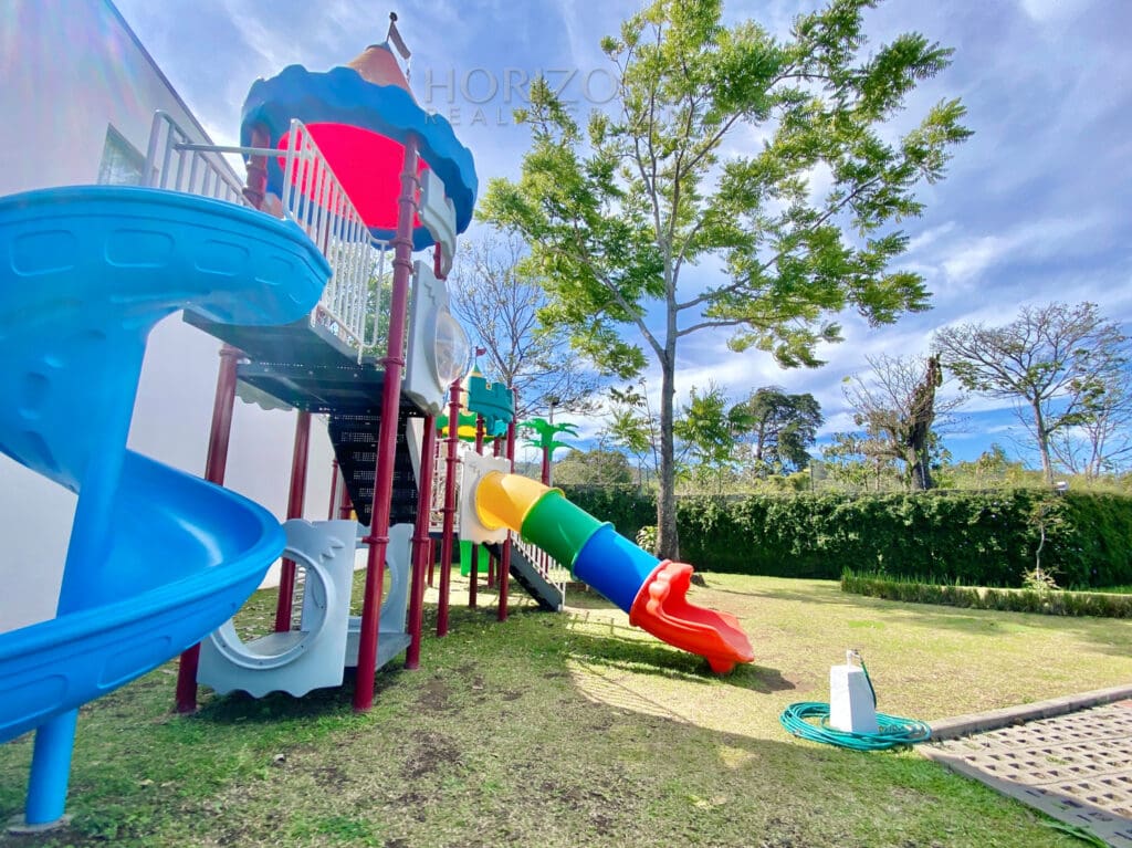 Se Vende Moderna Casa Dentro de Condominio en Curridabat Amenidades nja1006
