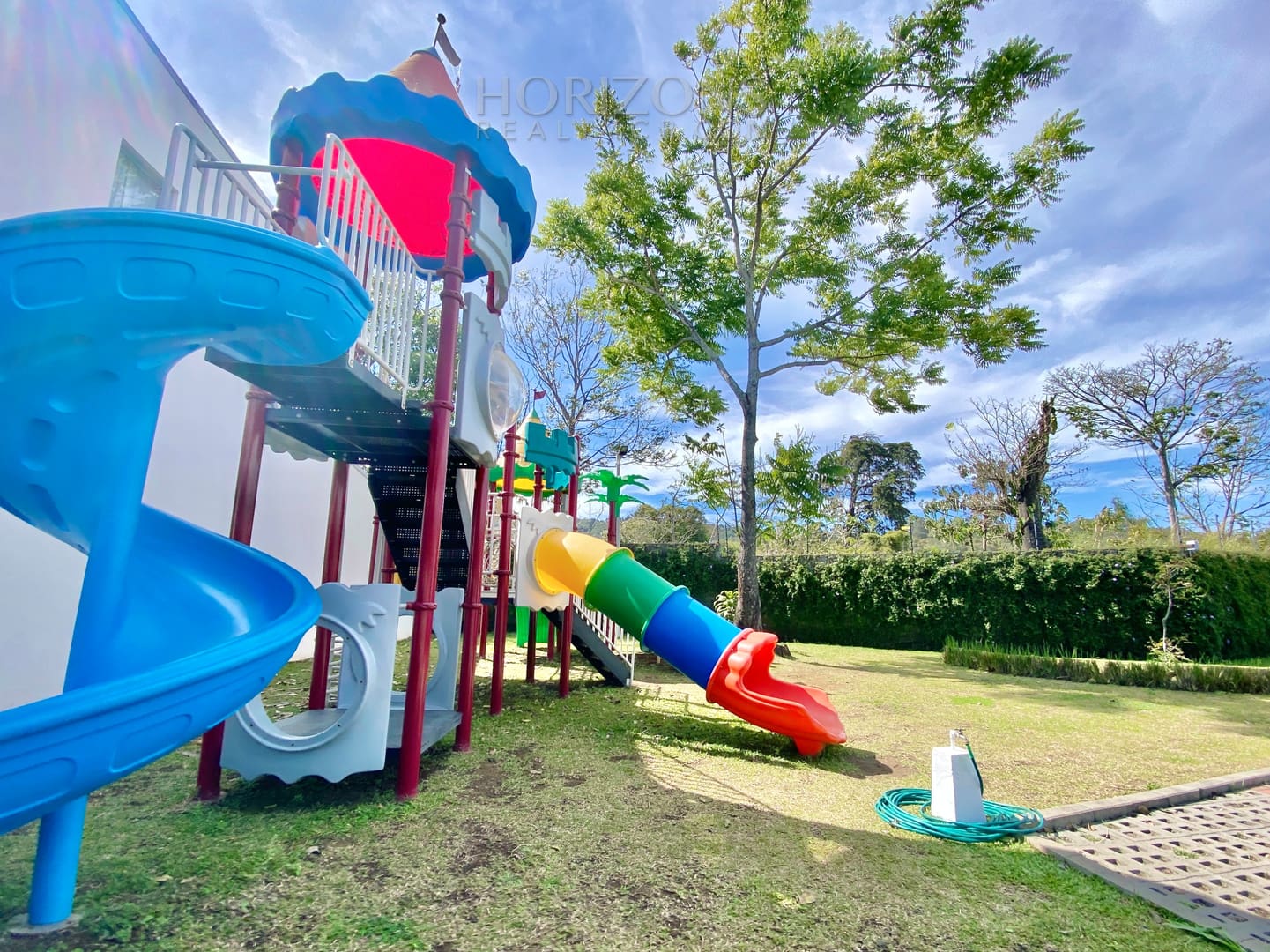 Se Vende Moderna Casa Dentro de Condominio en Curridabat Amenidades nja1006