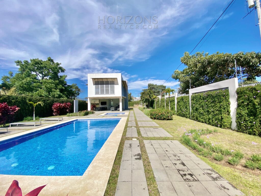 Se Vende Moderna Casa Dentro de Condominio en Curridabat Amenidades nja1006