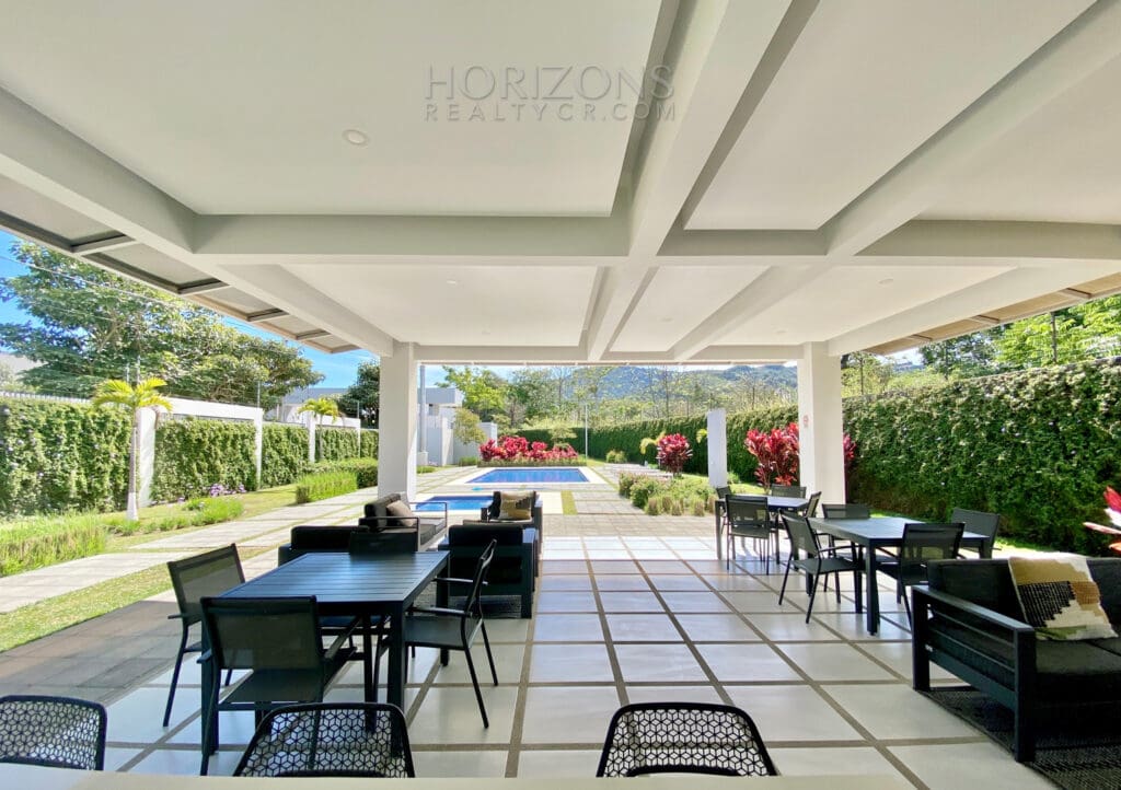 Se Vende Moderna Casa Dentro de Condominio en Curridabat Amenidades nja1006