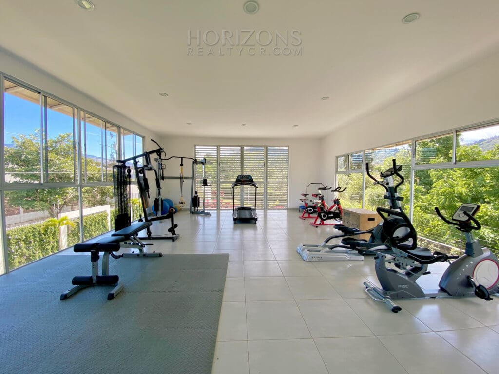 Se Vende Moderna Casa Dentro de Condominio en Curridabat Amenidades nja1006